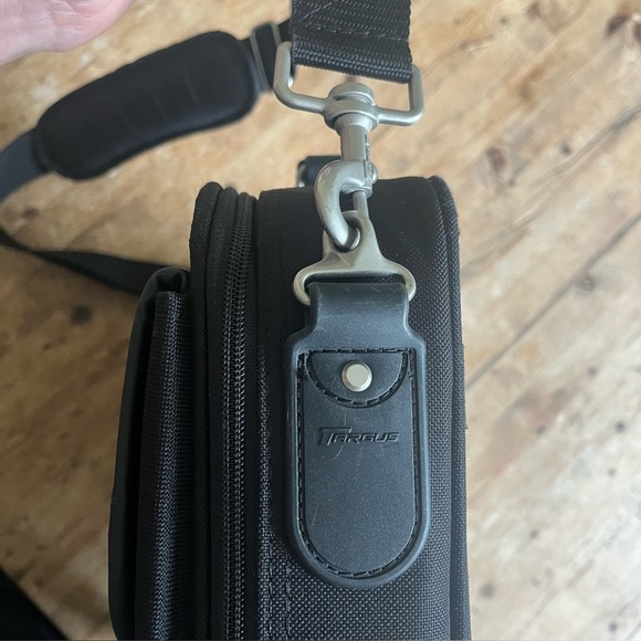 Targus Black Laptop Briefcase Bag with Shoulder Strap, Padded 15" Computer Case - Picture 12 of 15